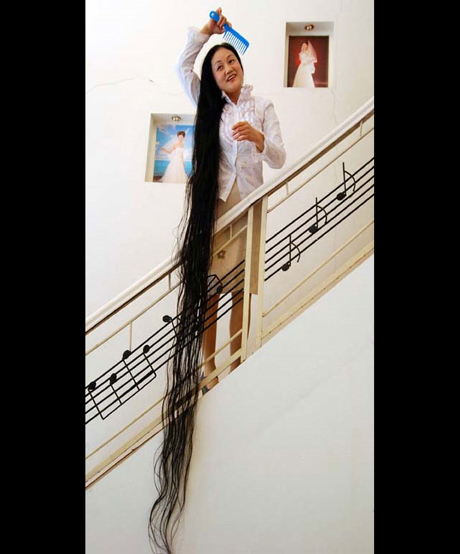 Với chiều dài mái tóc là 5,627m (được đo vào 8 tháng 5 năm 2004), cô Xie  Qiuping từ Trung Quốc đang là người phụ nữ có mái tóc dài nhất thế giới
